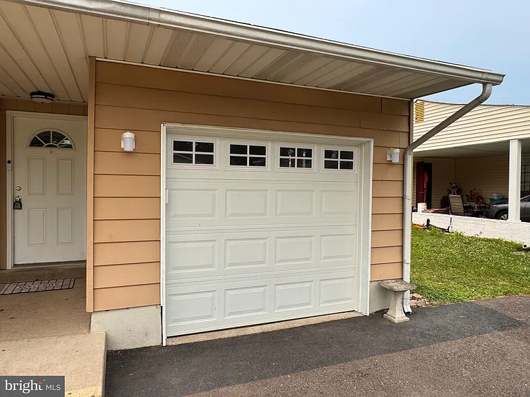 33 Twisting Ln — Photo 4