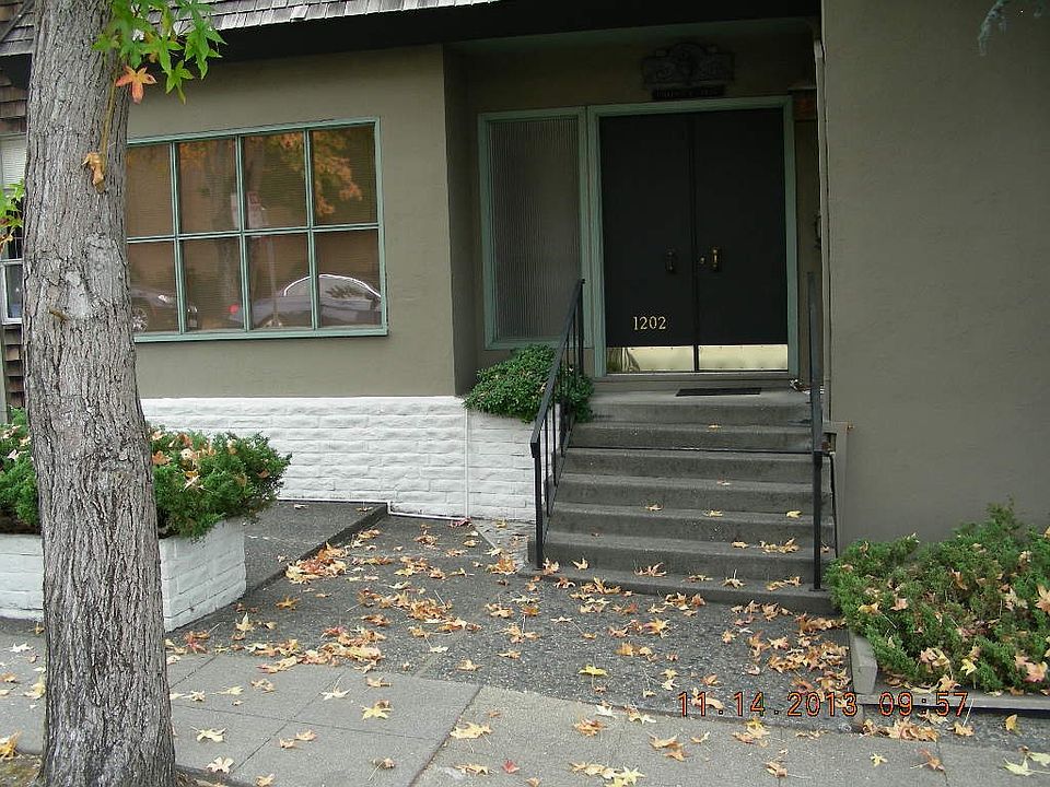 Lobby entrance - 4 units