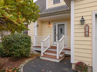 16 Vineyard Dr, Stratham, NH 03885