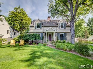 2715 Oakwood Dr SE, East Grand Rapids, MI 49506