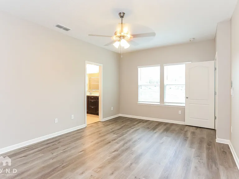 10925 Haws Ln — Photo 11