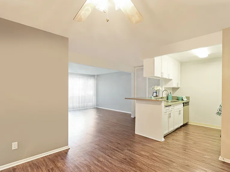5830 Reseda Boulevard — Photo 98