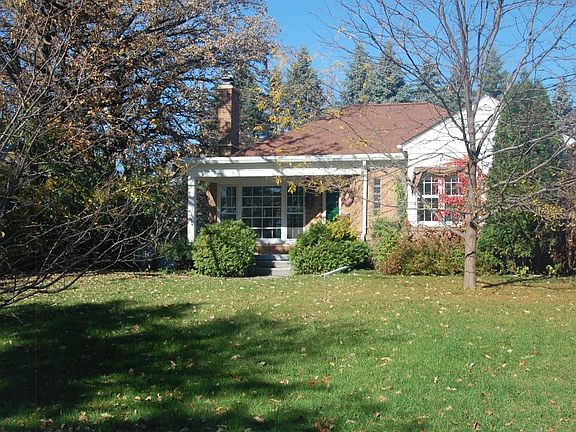2nd image of 891 Arlington Ave W