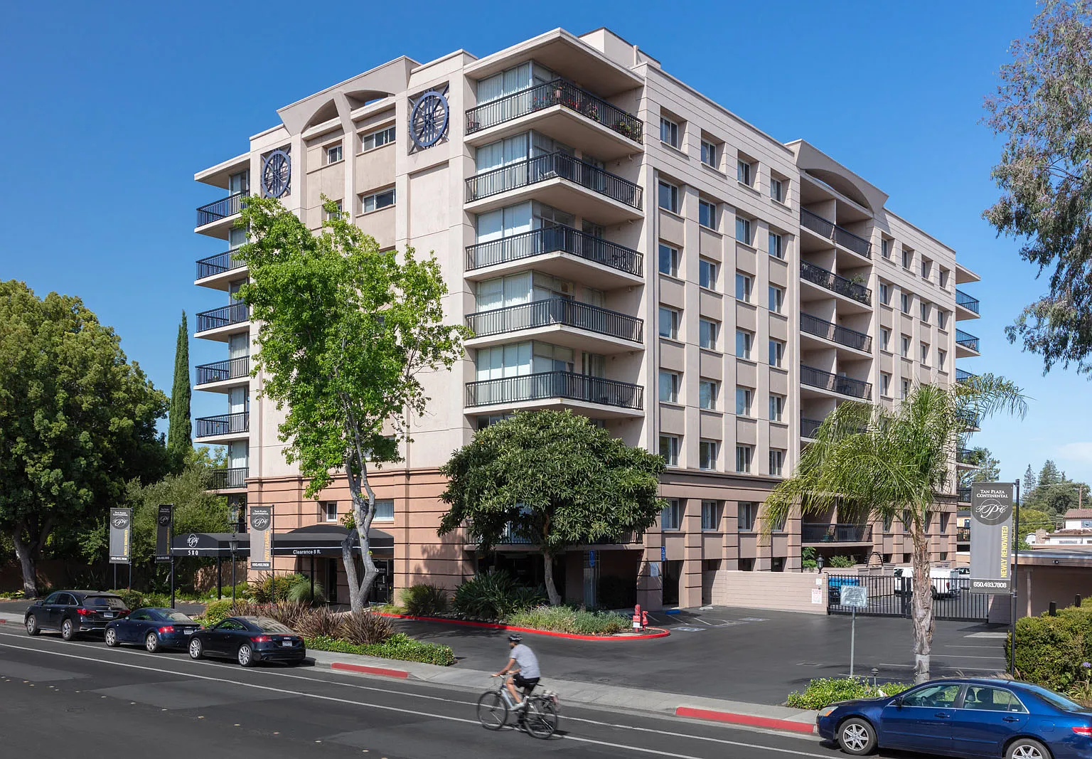 Tan Plaza Apartments — Photo 2