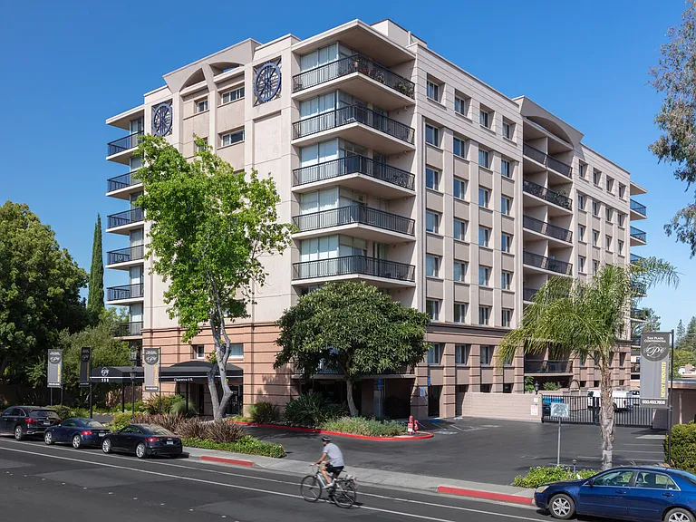 Tan Plaza Apartments — Photo 2
