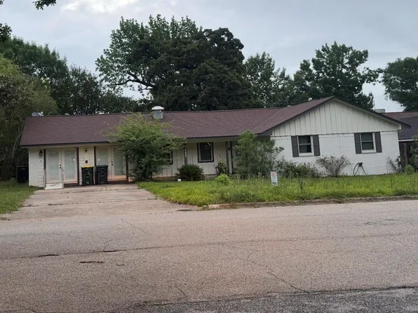 120 Parkgate St, Conroe, TX 77304
