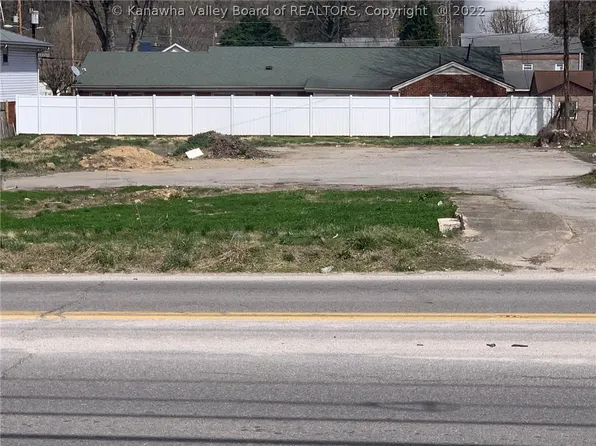 9702 Maccorkle Ave, Marmet, WV 25315