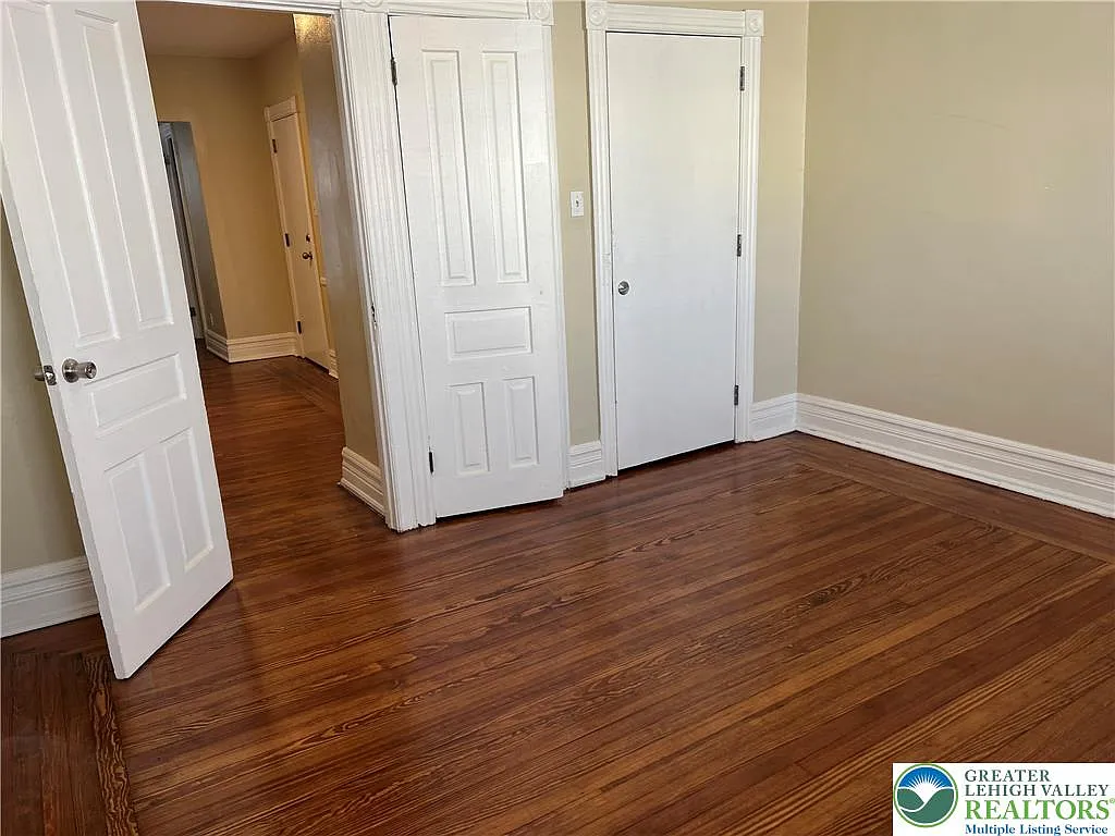 1 bed, 1000 sqft, $1,049 — Photo 3