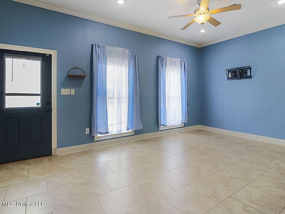 5th image of 64 Oak Alley Ln