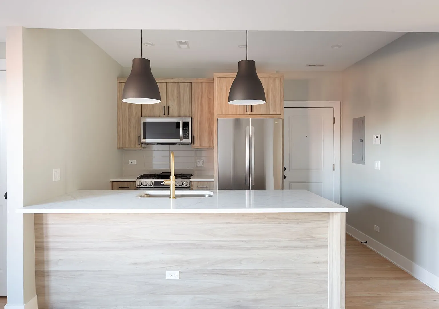 2 bed, 877 sqft, $2,795 — Photo 3
