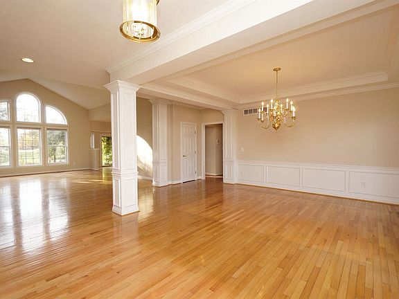 3rd image of 885 Augusta Blvd