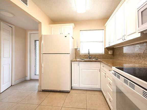 4th image of 8460 Sunrise Lakes Boulevard #206