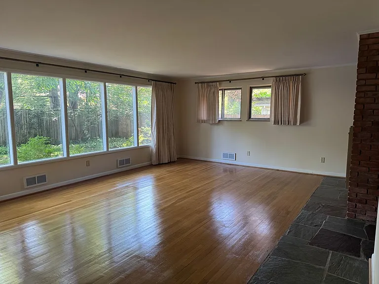 3134 Herrick Rd — Photo 3