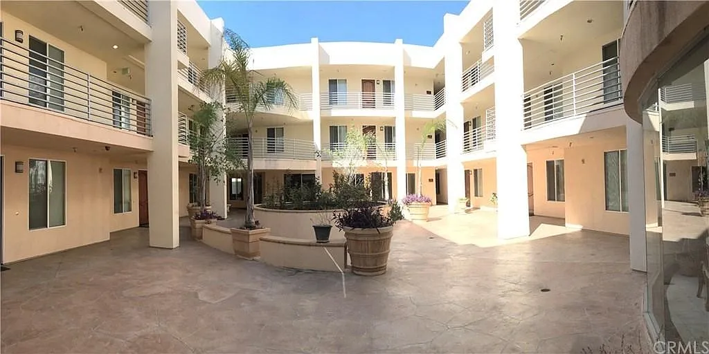 2 bed, 964 sqft, $2,650 — Photo 3