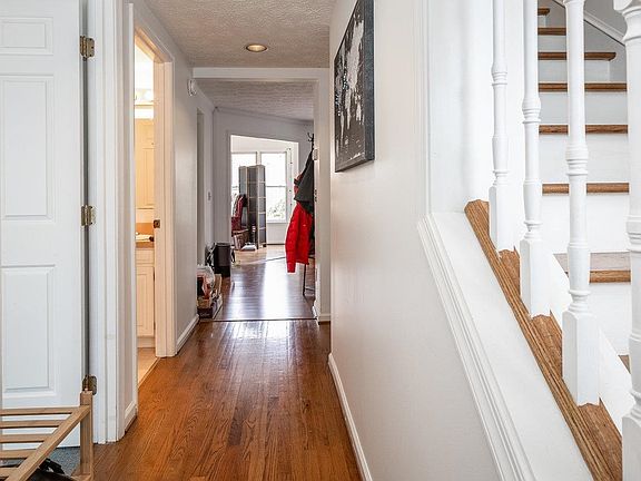 4th image of 657 White Oak Cir