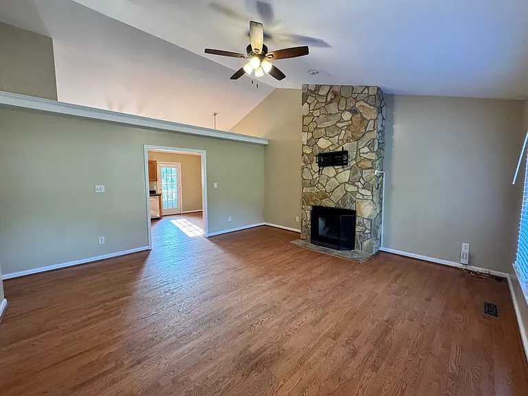 155 Lorraine Dr — Photo 3