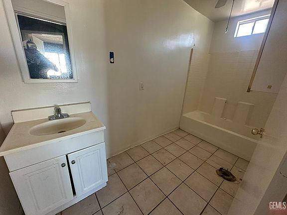 5th image of 905 Pearl St