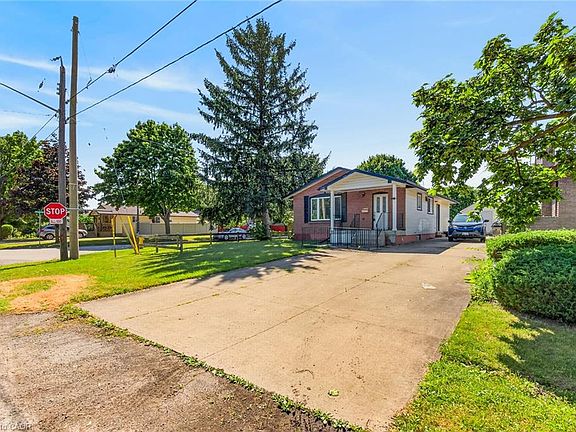 3rd image of 10 Tracey Rd