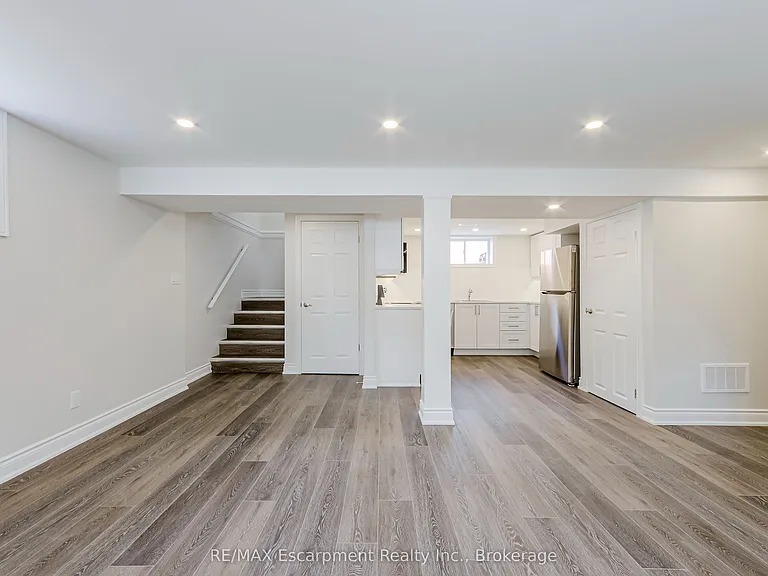 325 E 32nd St #2 — Photo 6