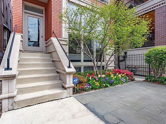 2nd image of 1126 W Fullerton Ave APT 2