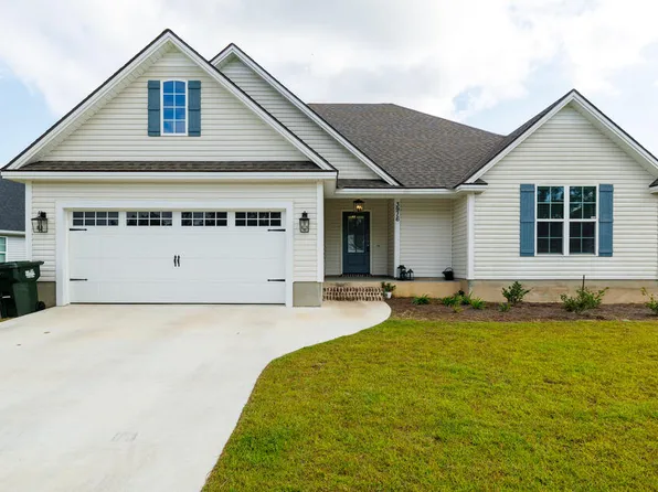 3916 Landings Cir, Hahira, GA 31632