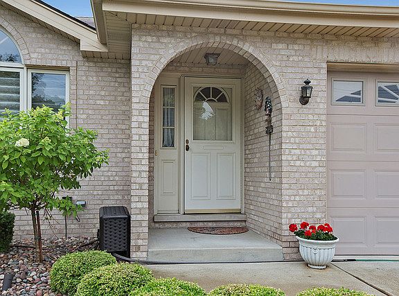 3rd image of 6703 W 91st St