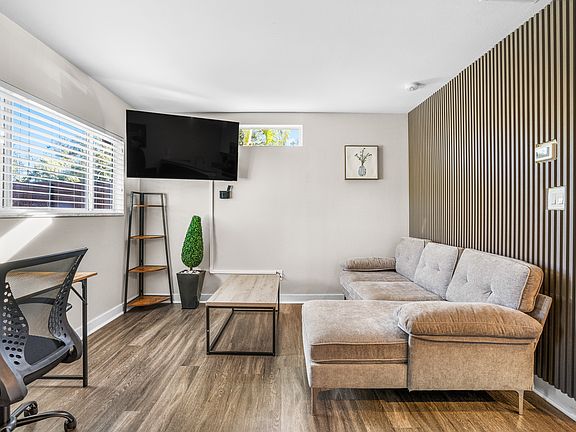 5th image of 202 N Fremont Ave #B