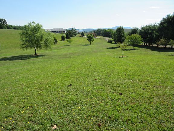 4th image of 415 Breezy Estates Dr