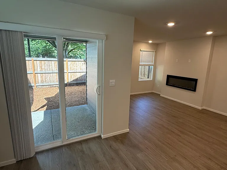 1102 SE 193rd Pl — Photo 9
