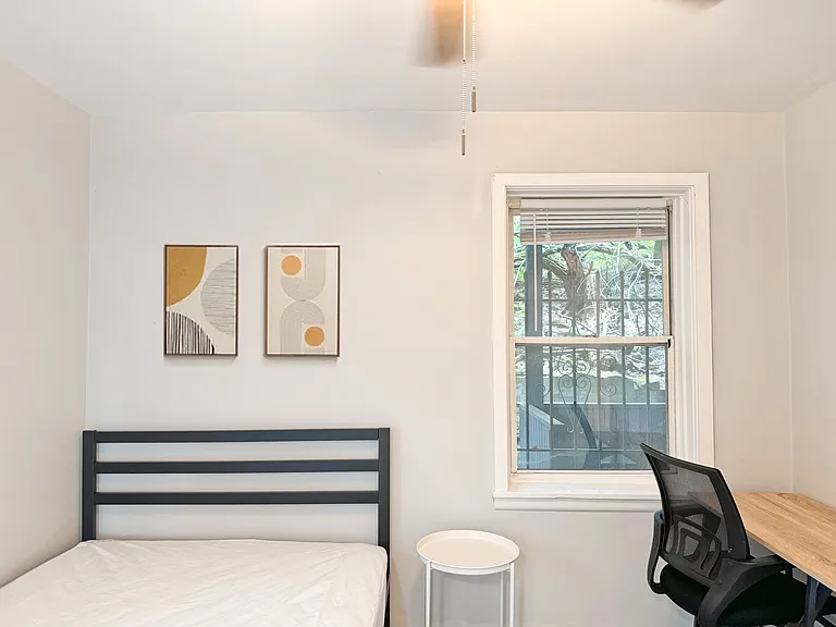 5735 Hobart St #1 — Photo 4