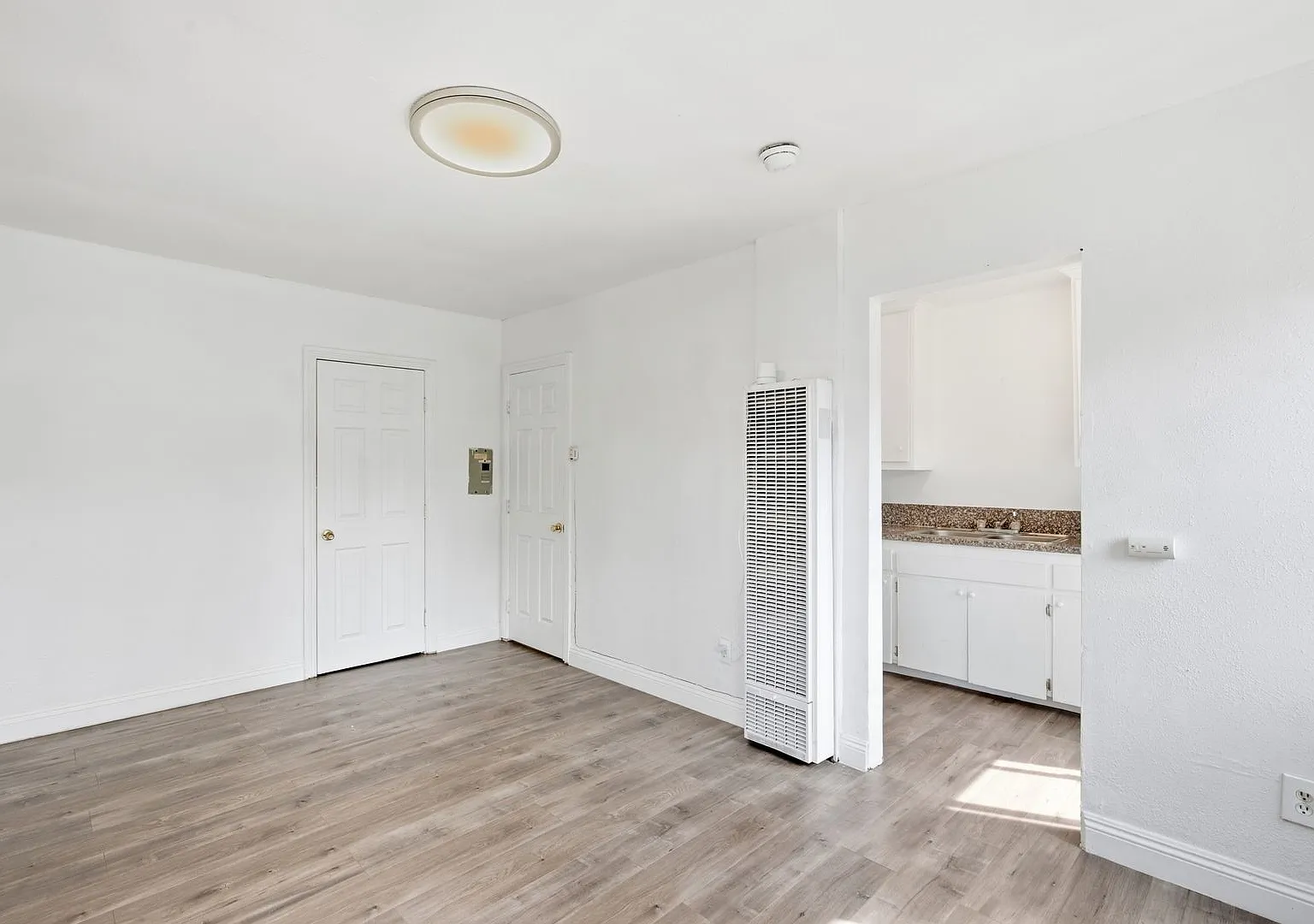 11901 S San Pedro St — Photo 3