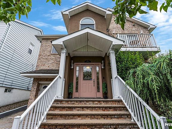 2nd image of 146 Bathurst Ave