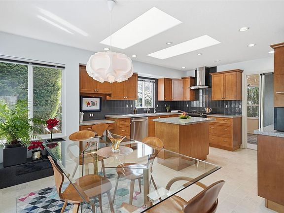 4th image of 211 Saturna Dr