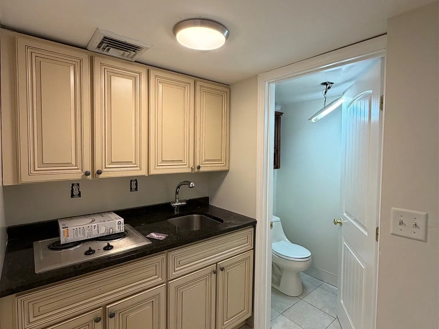3 bed, 2.5 bath, 2200 sqft, $5,000 — Photo 4