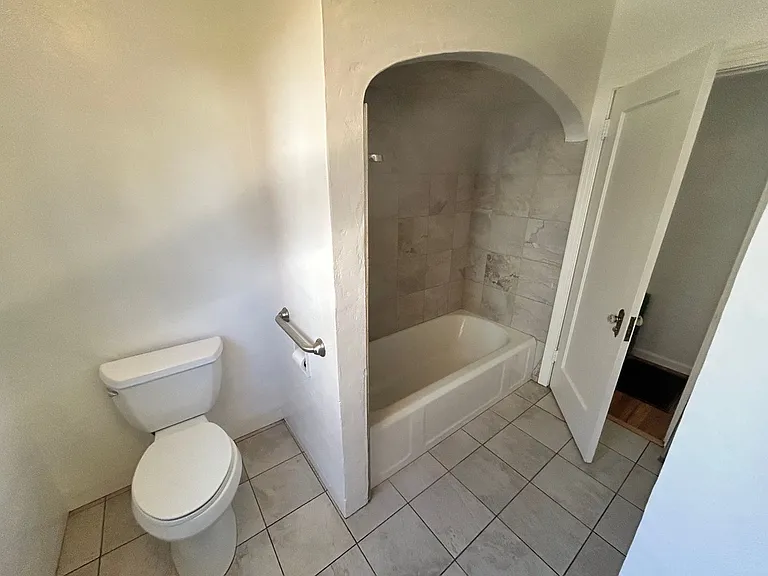 225 Sunset Blvd — Photo 14