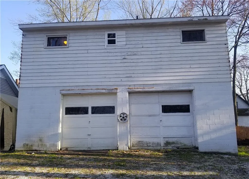 115 W Elm St photo 1