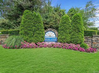 79 Leeward Ct, Port Jefferson, NY 11777