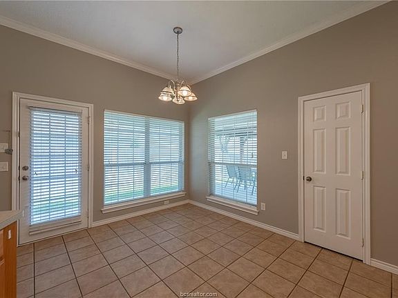 5th image of 906 Gardenia St