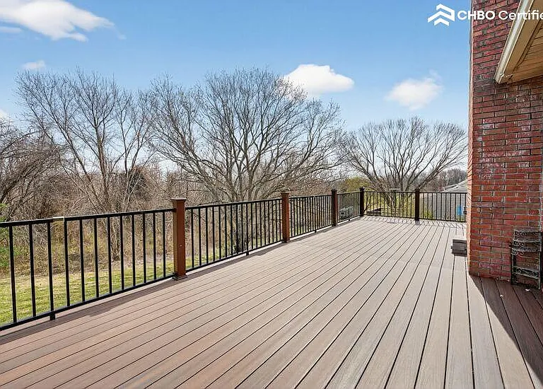 490 Beechwood Cir — Photo 2