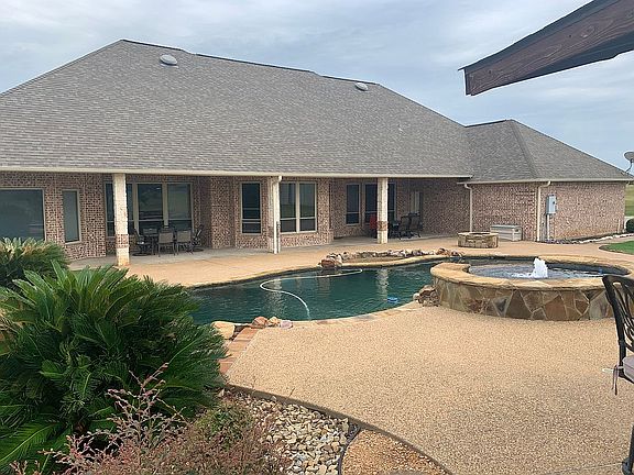 Pool and back view of the ho