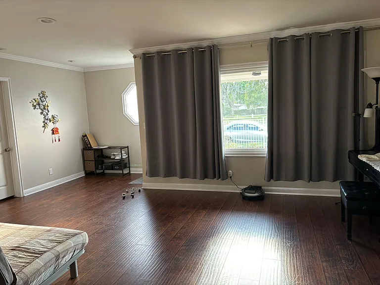 10348 Woodley Ave — Photo 8