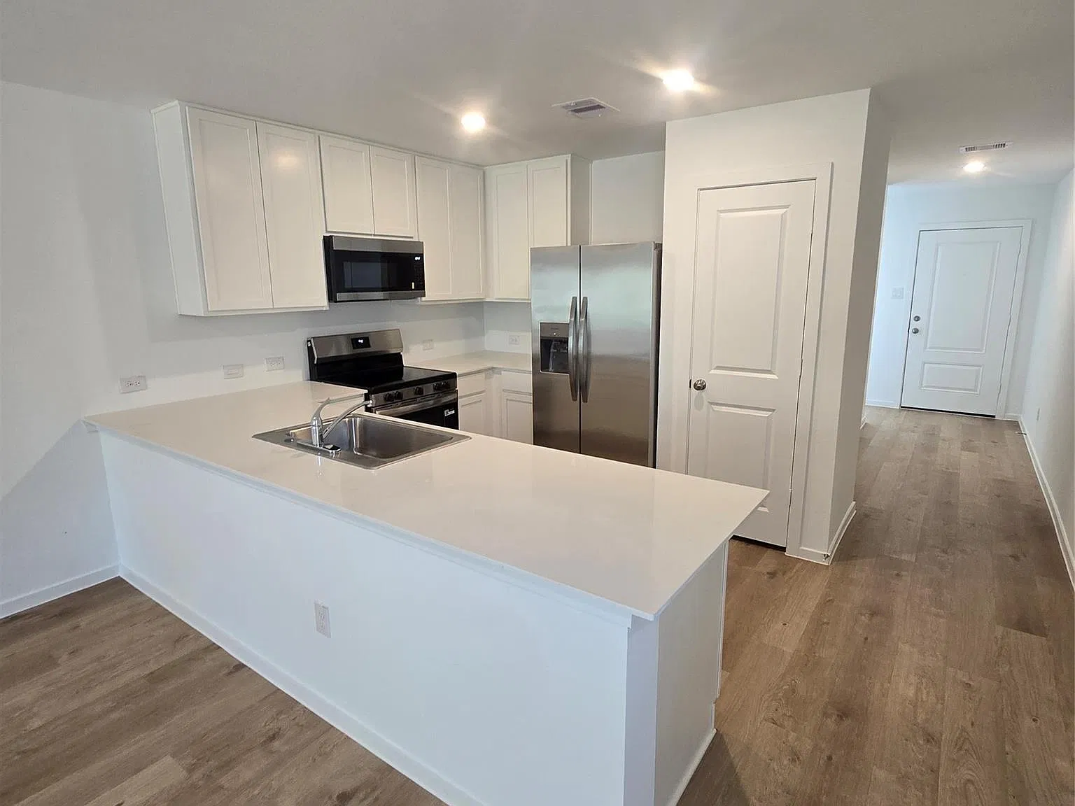 3 bed, 2.0 bath, 1402 sqft, $1,695 — Photo 3