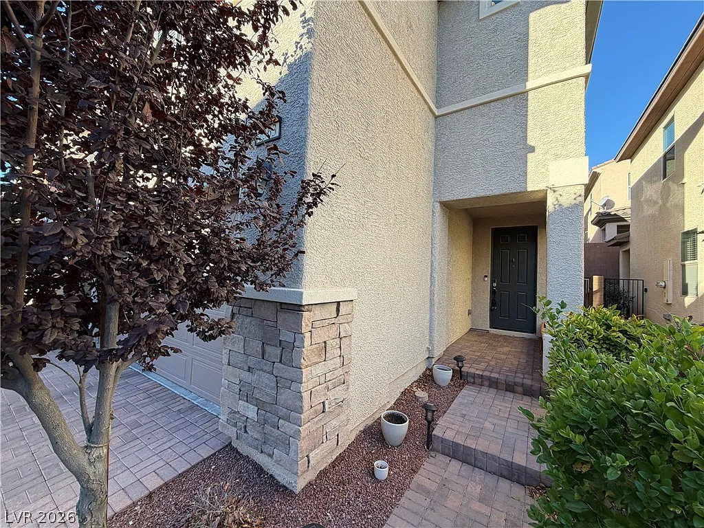 3 bed, 2.5 bath, 1656 sqft, $2,050 — Photo 2