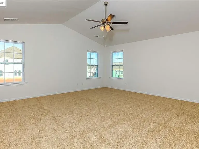 418 Grantham Ln — Photo 10