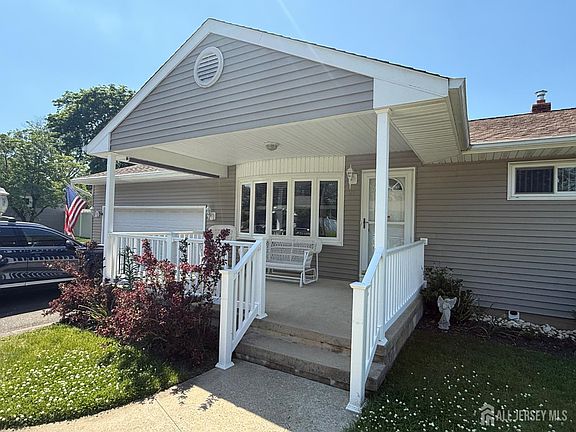 3rd image of 27 Maplecrest Dr