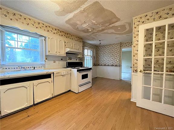 4th image of 1718 Farm Pond Ct