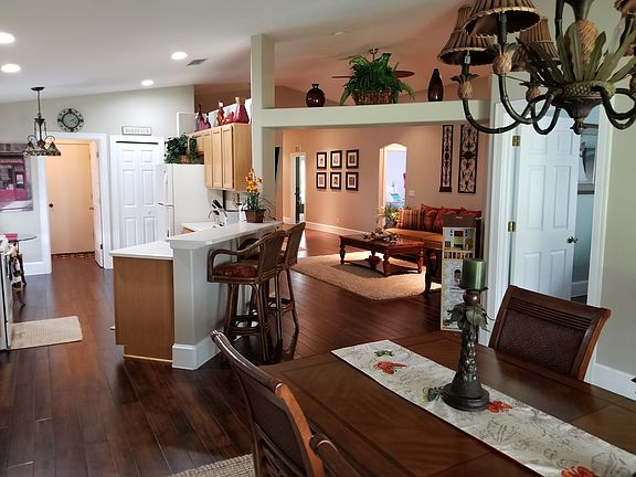 4th image of 859 Greenleaf Cir