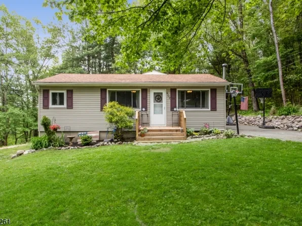 902 S Beach Trl, Newton, NJ 07860