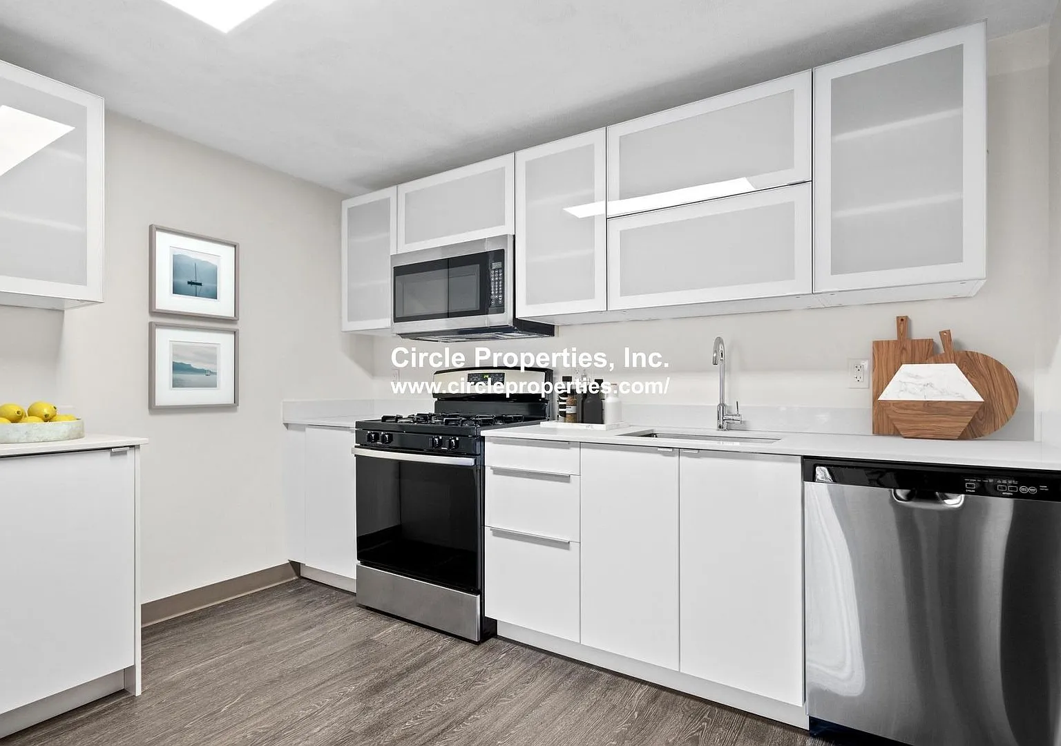 Renovated Gem near NEU with Laundry in Unit. Hot Water and Internet included. Cat Friendly — Photo 1