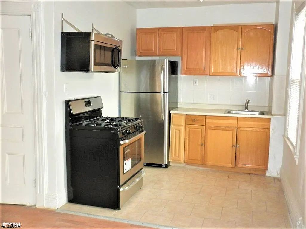 Building Photo - 19 Carlton St #2